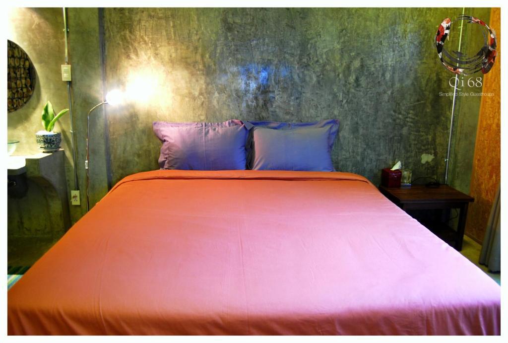Qi 68 Hotel Chiang Mai Værelse billede