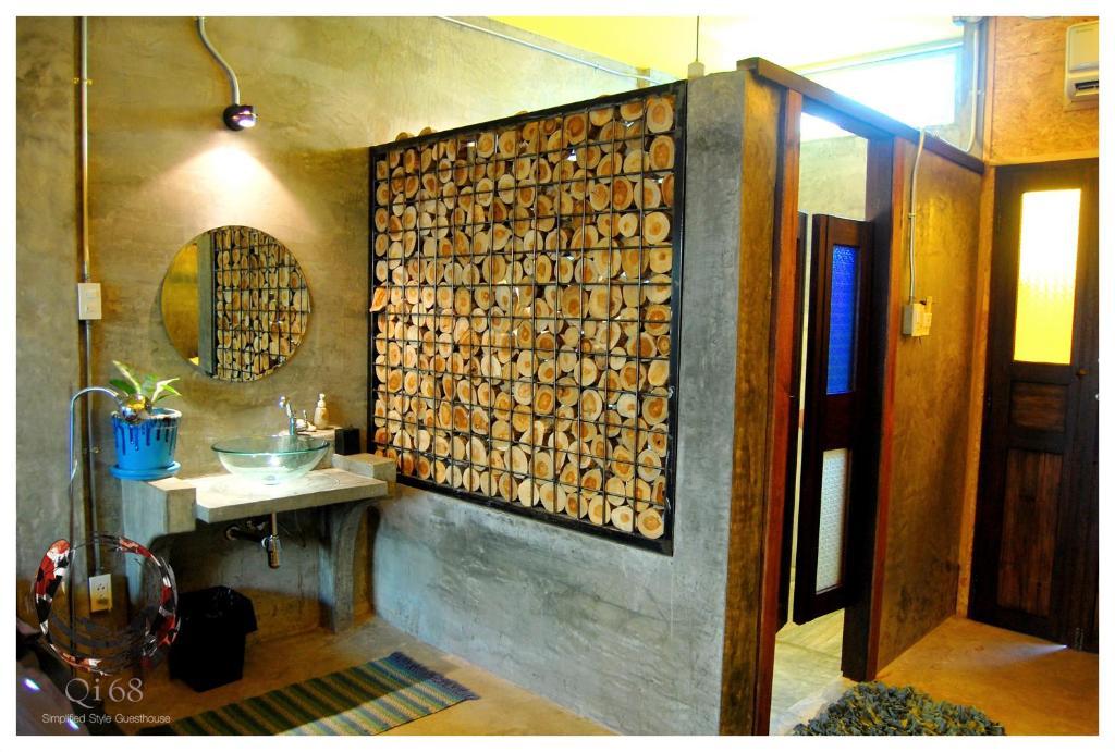 Qi 68 Hotel Chiang Mai Værelse billede