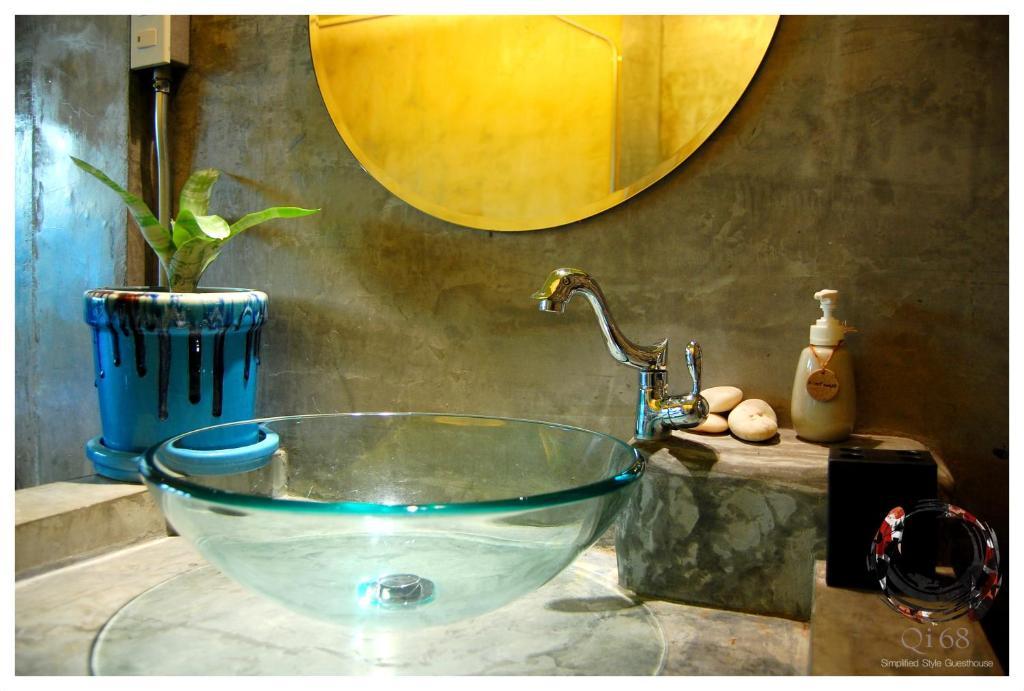 Qi 68 Hotel Chiang Mai Værelse billede
